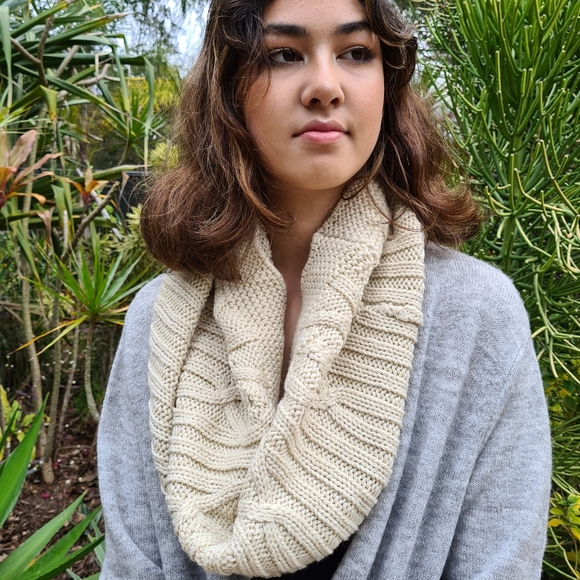 🛑SALE🛑 Warm Winter Beige Knitted Scarf Snood - Picture 4 of 12